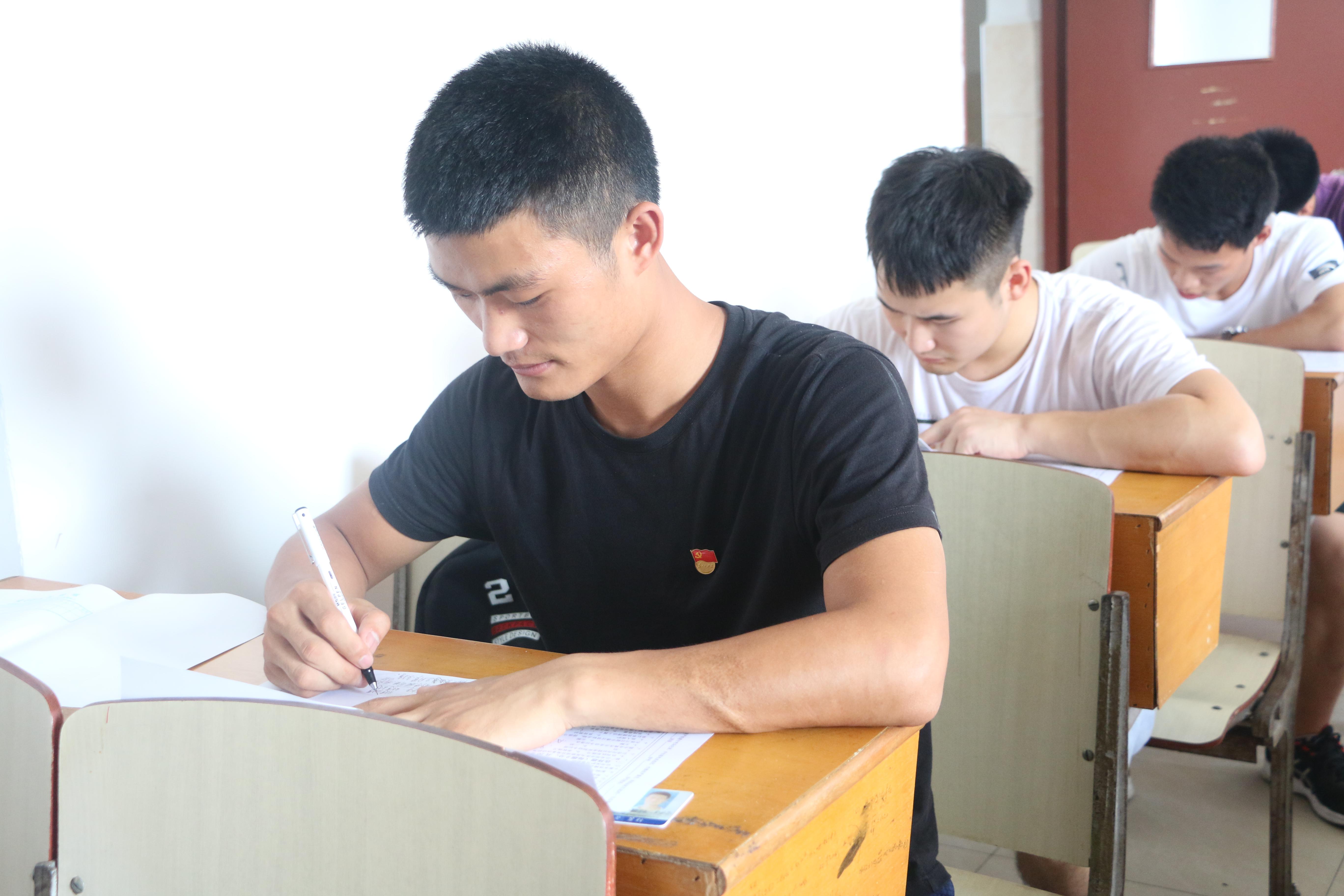 体育学院举行"学生党员挂牌考试,亮明身份严肃考风考纪"动员大会